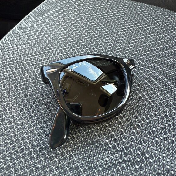 Ray-Ban Folding Wayfarer Classic, Shiny Black Frame with Polarized Green Lens - Picture 3 of 5
